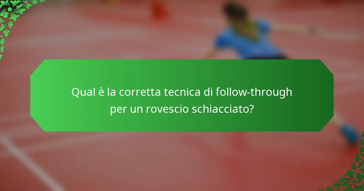 Qual è la corretta tecnica di follow-through per un rovescio schiacciato?